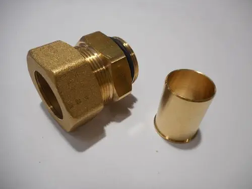 Goldfarbene Verbindungsteile aus Messing, darunter eine Verschraubung mit Gummidichtung und ein Rohrstück, möglicherweise von der Marke Remeha.